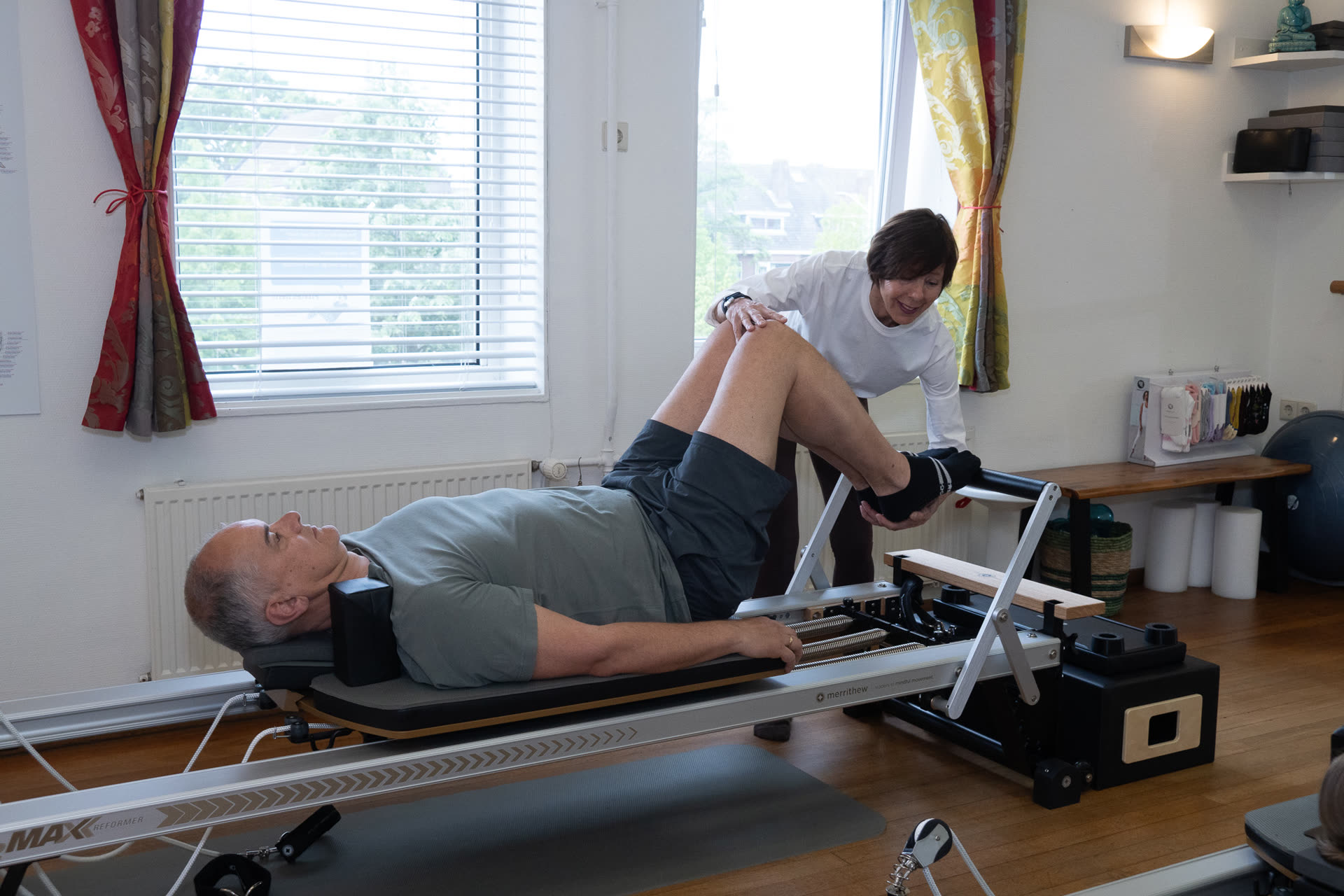 Vrouw op de Reformer tijdens een Pilates les in Delft