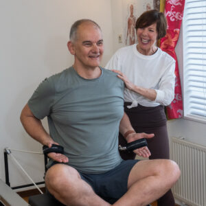 Pilates oefening voor balans in studio Delft