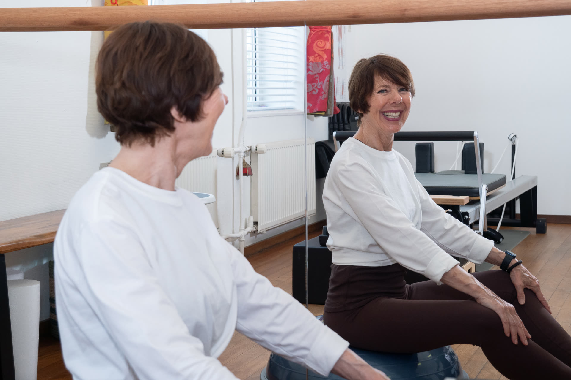 Jolanda Cinjee begeleidt klant in Pilates studio Delft